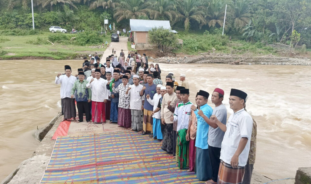 Warga Sungai Telang, Kecamatan Bathin III Ulu, Kabupaten Bungo, Provinsi Jambi dan Wakil Bupati Kabupaten Bungo Syafruddin Dwi Apriyanto usai acara doa bersama dan Yasinan pada Jumat, 29 Desember 2023. (Foto: Misrayanti)