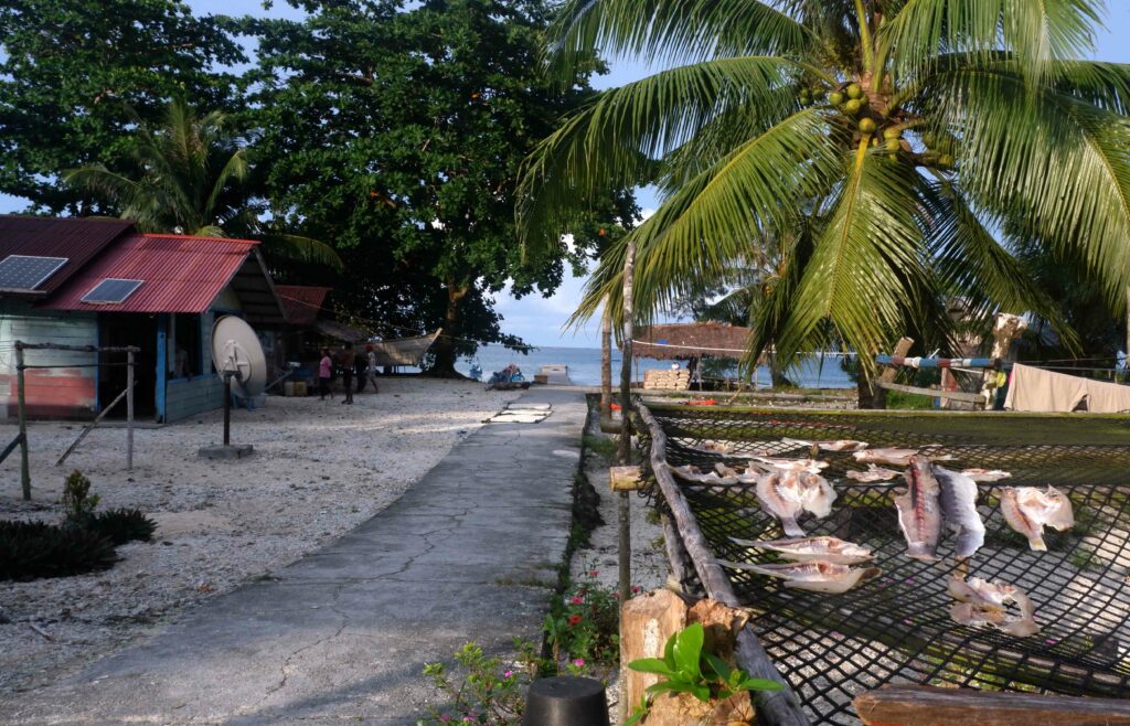 Melawan Gempuran Kapal Penjarah 9 Lampiran Gambar