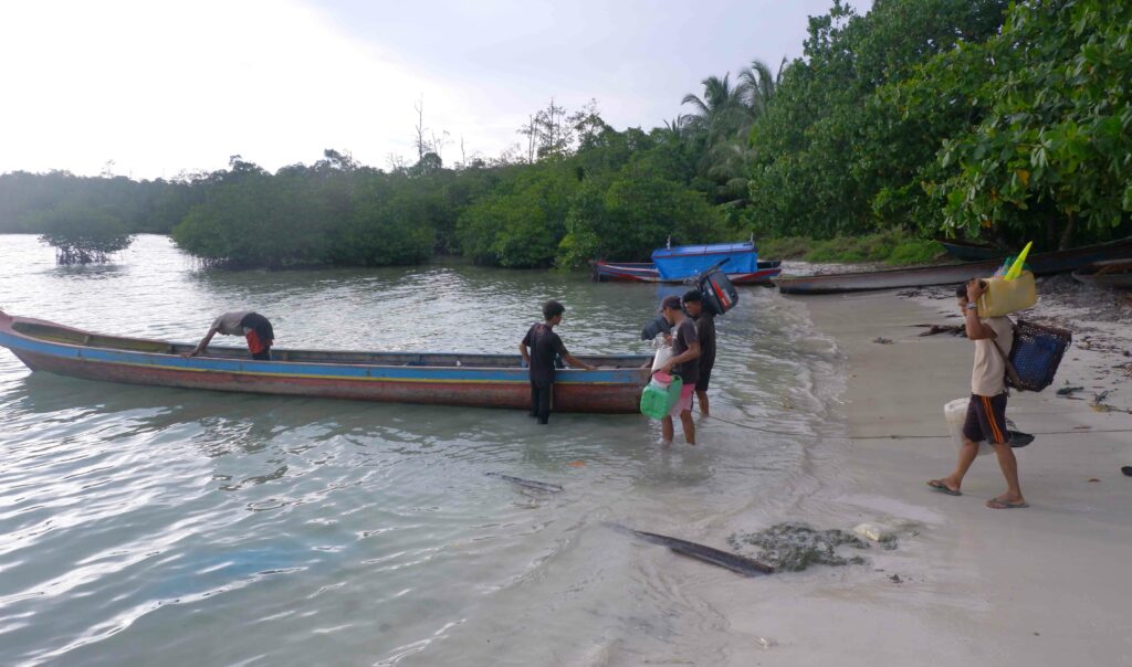 Melawan Gempuran Kapal Penjarah 16 Lampiran Gambar