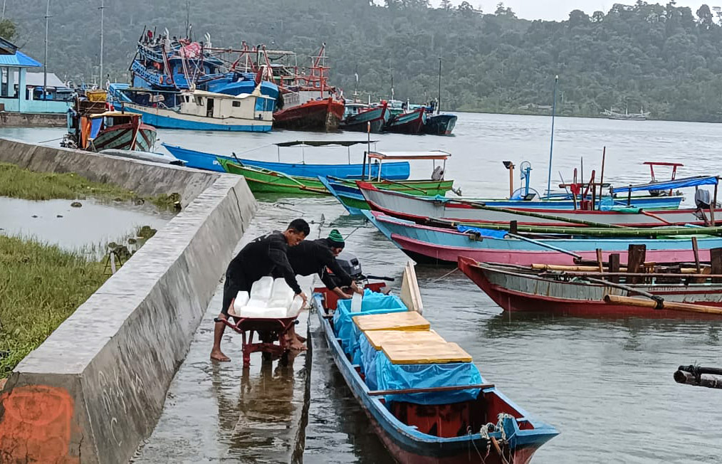 Melawan Gempuran Kapal Penjarah 3 Lampiran Gambar